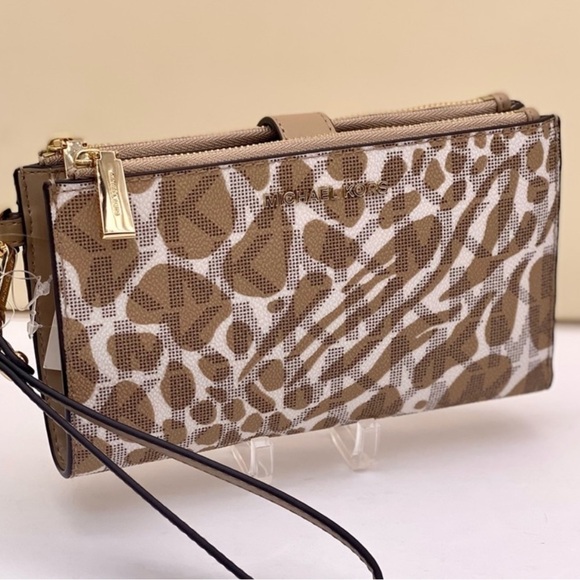 Michael Kors Wallet Wristlet Camel
Multi Color - Picture 6 of 12